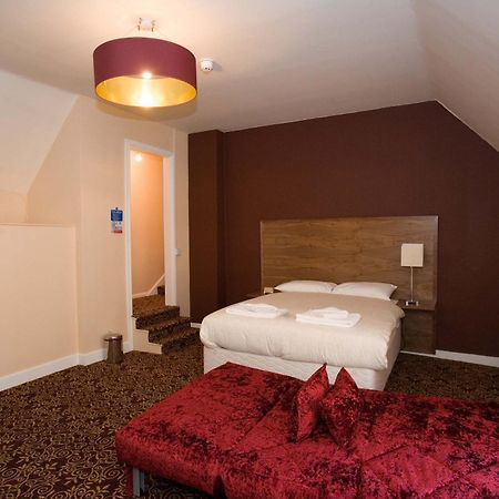 The Three Tuns Hotel Wetherspoon Thirsk Bagian luar foto