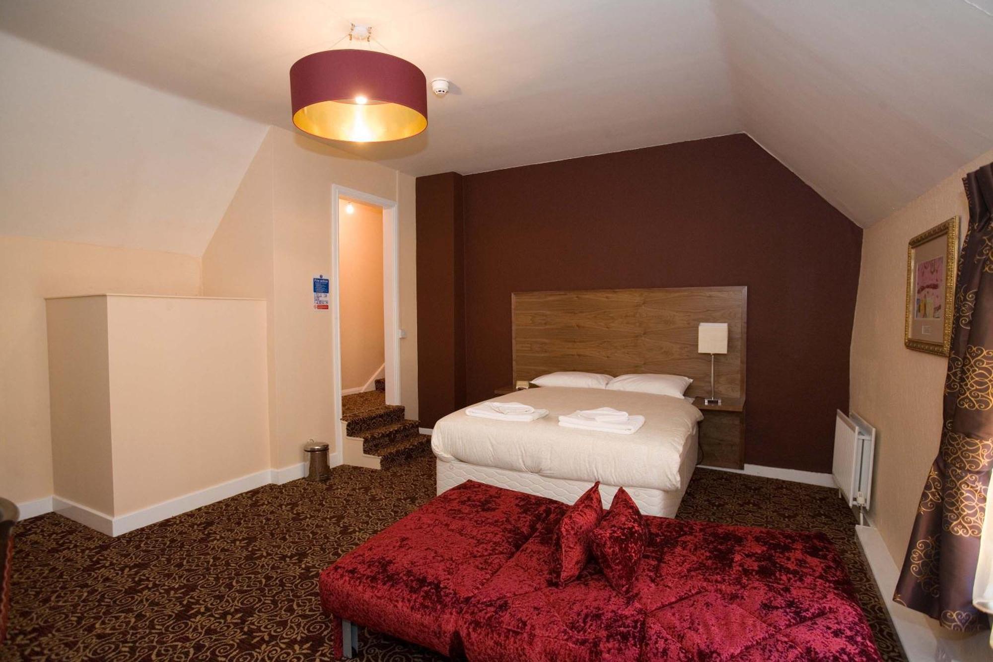 The Three Tuns Hotel Wetherspoon Thirsk Bagian luar foto