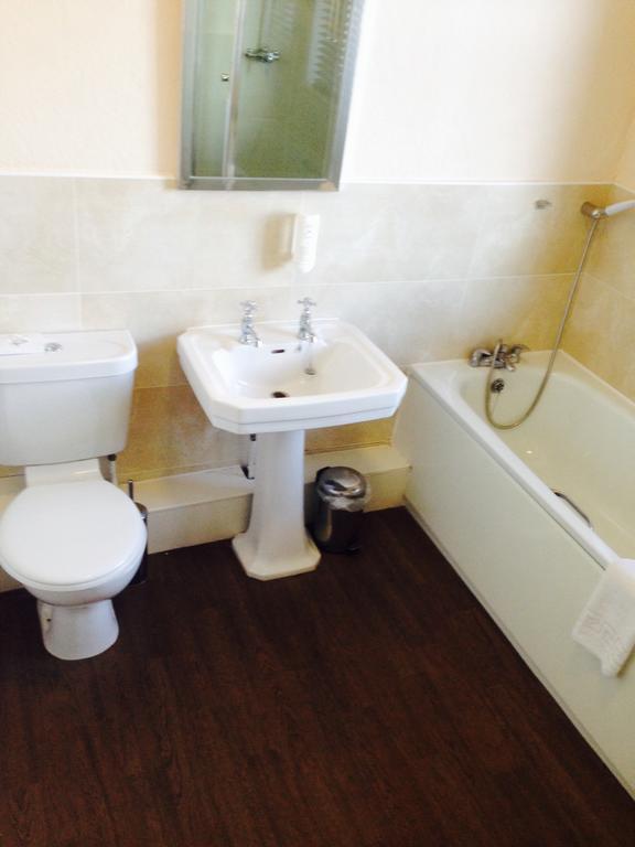 The Three Tuns Hotel Wetherspoon Thirsk Bagian luar foto