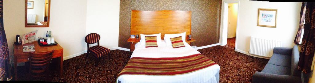 The Three Tuns Hotel Wetherspoon Thirsk Bagian luar foto
